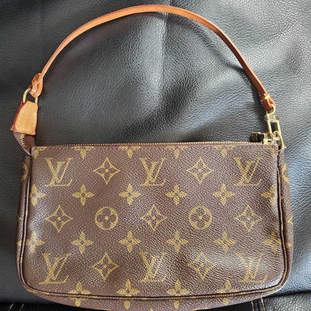Authentic louis Vuitton pochette and key ring